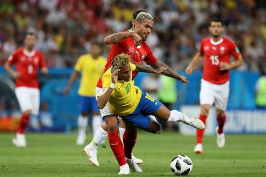 Neymar "tịt ngòi", Brazil chia điểm thất vọng