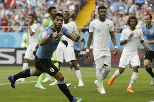 Suarez đưa Uruguay vào vòng 1/16