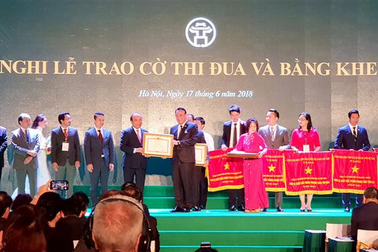 Tân Hoàng Minh đón nhận bằng khen của Thủ tướng Chính phủ trong dịp kỷ niệm 25 năm Thành lập Tập đoàn