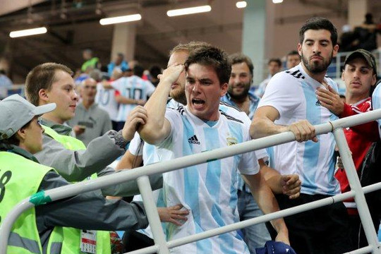 Cổ động viên Argentina bị bắt vì đánh nhau ở World Cup