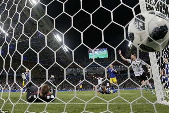Kroos lập siêu phẩm, Đức thắng kịch tính Thụy Điển