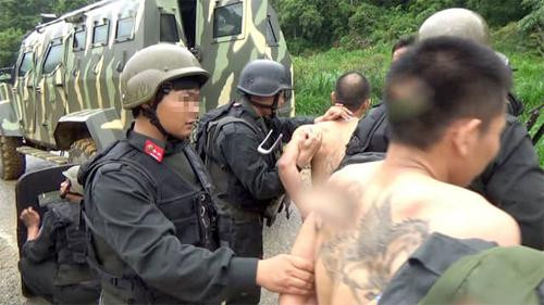 Hơn 200 cảnh sát cùng nhiều xe bọc thép bao vây trùm ma túy ở Sơn La