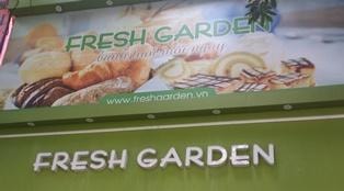 Số 32 Trần Thái Tông, Cầu Giấy, Hà Nội: Cửa hàng bánh.