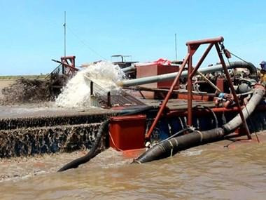 Hà Nội: Bắt giữ 4 tàu khai thác cát trái phép trên sông Hồng