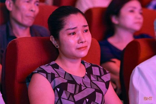 Lắng đọng đêm diễn “khoảng trời con gái” tri ân 10 cô gái ngã ba Đồng Lộc
