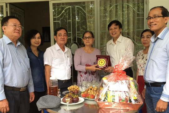 Hội Nhà báo Việt Nam tặng quà cho thân nhân các gia đình Nhà báo - Liệt sỹ