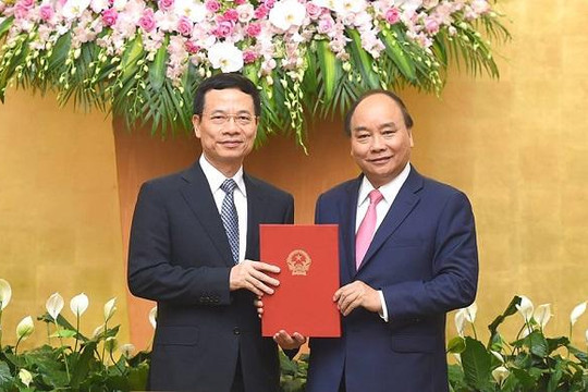 Thủ tướng Nguyễn Xuân Phúc trao QĐ giao quyền Bộ trưởng TTTT cho ông Nguyễn Mạnh Hùng