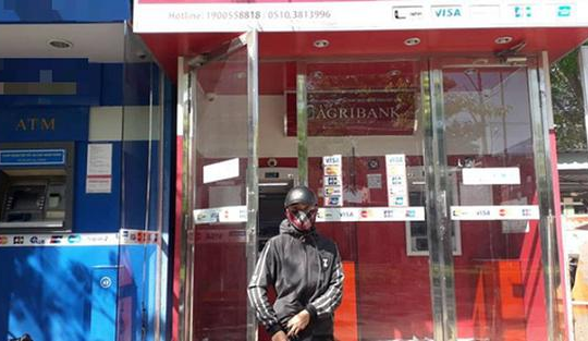 Chủ thẻ ATM của Agribank bức xúc vì không rút được tiền