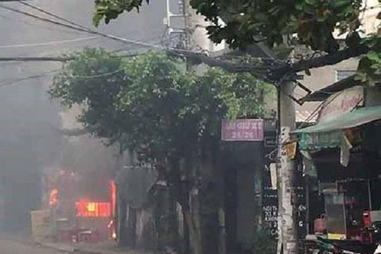 Cháy bãi đậu xe ô tô gần sân bay Tân Sơn Nhất