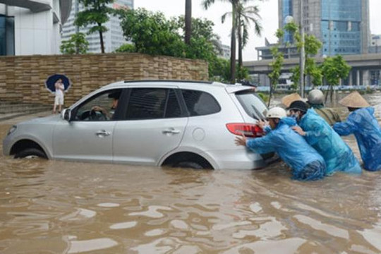 Những lưu ý giúp ô tô an toàn 'sống sót' qua mùa mưa bão