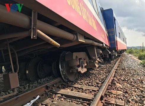Tàu hỏa trật bánh tại Bình Thuận làm tê liệt đường sắt Bắc Nam