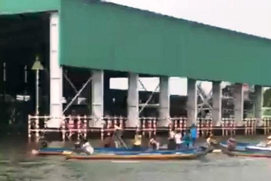 Khởi tố lái đò chở 10 kỹ sư bị lật trên sông Cái Tàu
