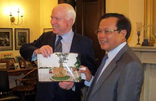 Nguyên Bí thư Thành uỷ Hà Nội Phạm Quang Nghị và món quà đặc biệt tặng Thượng nghĩ sỹ John McCain