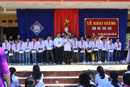 Báo Người Hà Nội trao học bổng cho học sinh nghèo ở Trường THCS Vạn Thắng (Nông Cống)