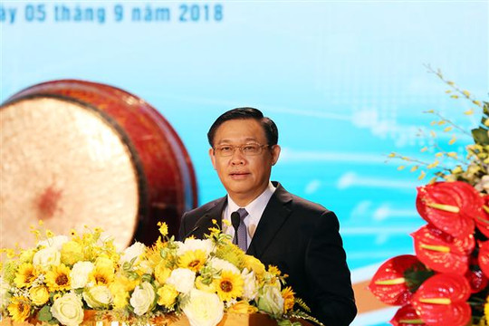 Phó Thủ tướng Vương Đình Huệ dự lễ khai giảng tại Đại học Kinh tế Quốc dân
