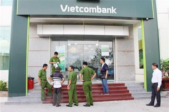 Vietcombank Khánh Hòa bị hai đối tượng dùng vũ khí cướp tiền