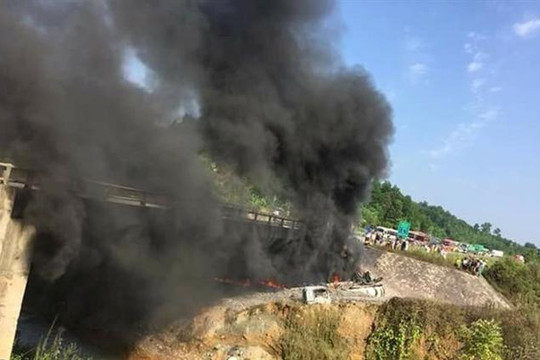 Xe chở xăng bốc cháy dữ dội trên đường cao tốc Nội Bài-Lào Cai