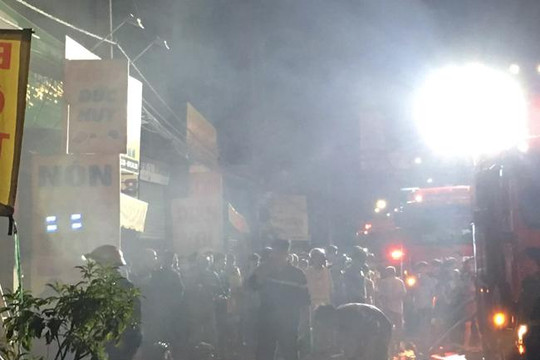 Cháy lớn cửa hàng kinh doanh phụ tùng ô tô, người dân hoảng sợ bỏ chạy