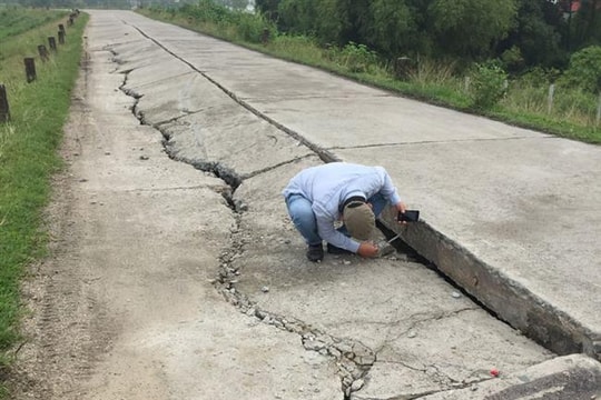 Sụt lún nghiêm trọng mặt đê hữu Cầu (huyện Sóc Sơn)