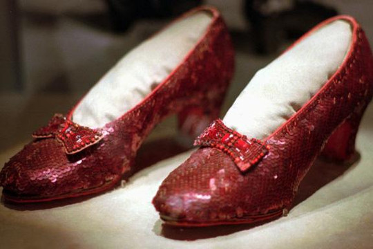 Tìm lại được đôi giày “triệu đô” sau 13 năm bị đánh cắp