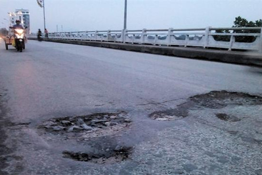 Nghệ An: Nỗi lo mất an toàn giao thông trên cầu Hiếu một