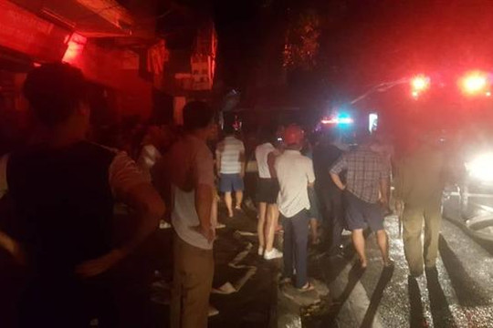 Cháy lớn trên phố Đê La Thành, hàng trăm người dân phải sơ tán