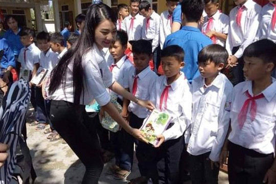 Người đẹp tài năng Hoa hậu Việt Nam 2018 trao quà trung thu cho trẻ em vùng lũ
