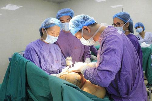 Phẫu thuật thành công khối u vú "siêu khủng" cho một nữ bệnh nhân
