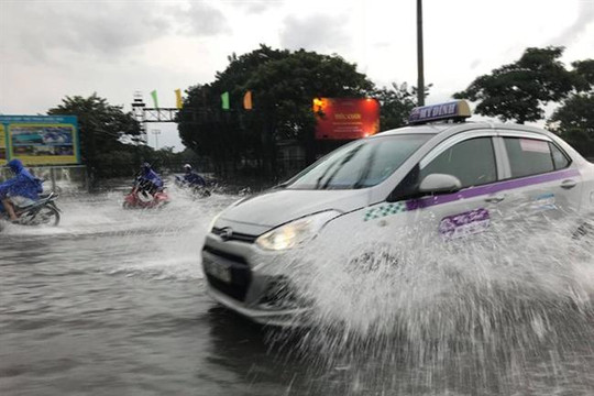 Đường phố nhiều quận nội thành Hà Nội thành "sông" sau cơn mưa lớn