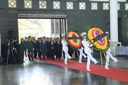Khoảng 1.500 đoàn trong nước, quốc tế đến viếng Chủ tịch nước Trần Đại Quang