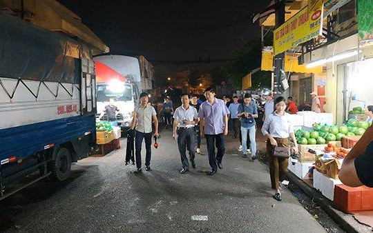 Nghi án thu tiền bảo kê tại chợ Long Biên: Đình chỉ công tác Phó ban phụ trách bốc xếp