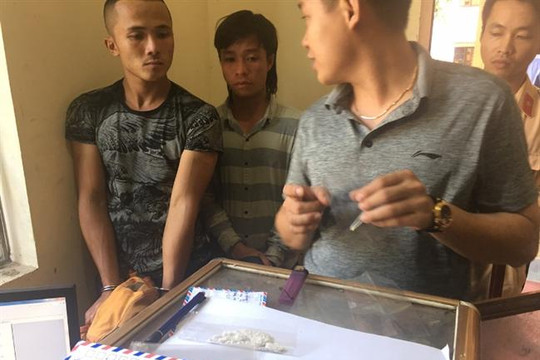 Nghệ An: CSGT bắt hai thanh niên tàng trữ ma túy trên QL 48