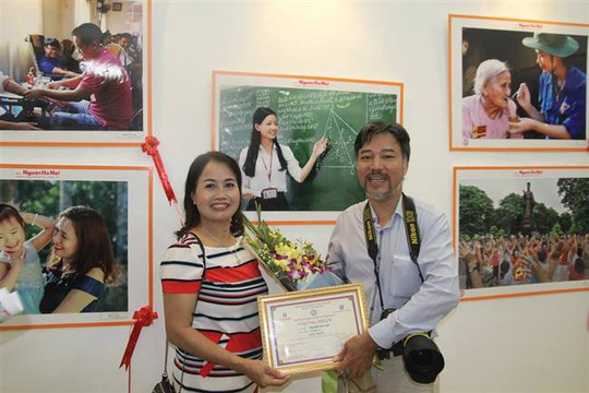 Triển lãm ảnh “Nụ cười Hà Nội” thu hút đông đảo du khách quốc tế