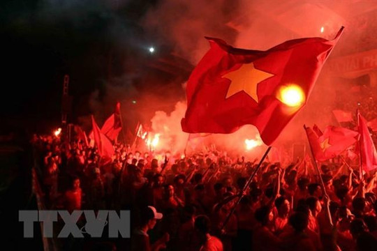 AFC phạt VFF 12.500 USD do cổ động viên Việt Nam đốt pháo sáng