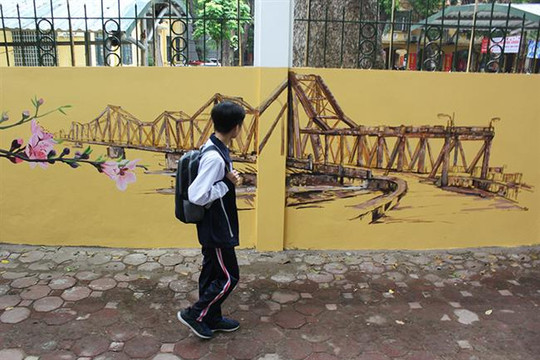 Tường bích họa “Hà Nội xưa và nay” trên phố Phan Đình Phùng