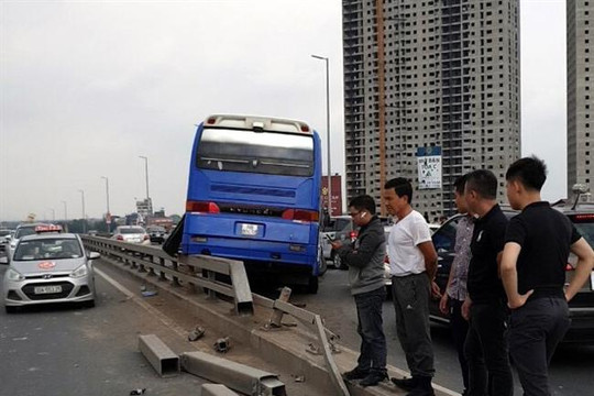 Xe khách tông nát dải phân cách trên cầu Nhật Tân, văng bánh ra xa