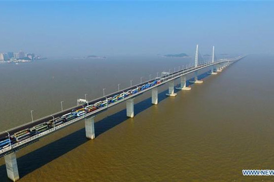 Trung Quốc chính thức khai trương cây cầu vượt biển dài nhất thế giới