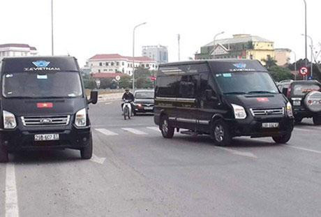 Bến xe Ninh Bình náo loạn vì lái xe khách tụ tập phản đối xe Limousine