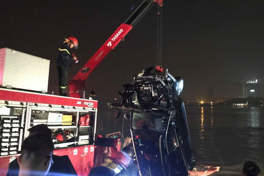 Hà Nội: Xác định chủ nhân chiếc xe ô tô rơi khỏi cầu Chương Dương xuống sông Hồng