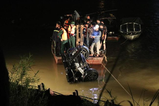 Tìm thấy 2 người chết trong xe Mercedes lao ra ngoài cầu Chương Dương, rơi xuống sông Hồng
