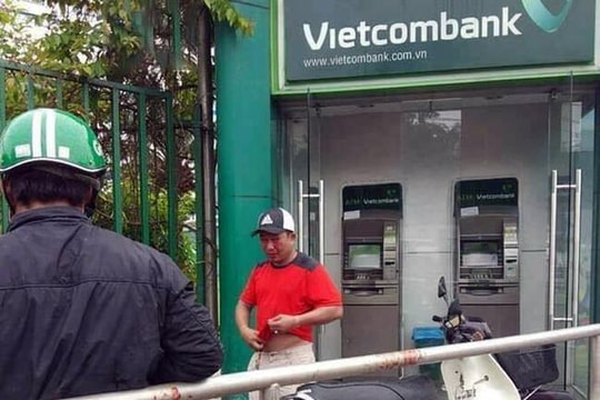 Đang rút tiền tại cây ATM, bị tạt ớt vào mắt để cướp 10 triệu đồng