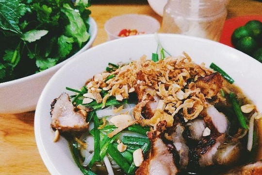 Những món ăn bán đầy vỉa hè Việt bất ngờ “nổi danh” trên báo Tây