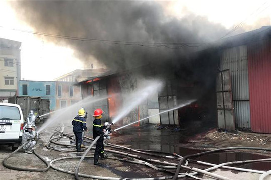 Thông tin mới nhất về vụ cháy kho hàng gần bến xe Nước Ngầm