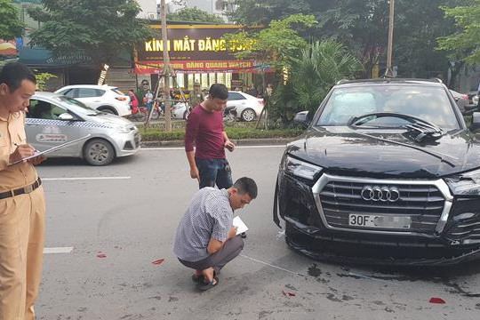 Hà Nội: Kinh hoàng xế hộp Audi Q5 tông biến dạng Mercedes và 2 xe máy trên phố