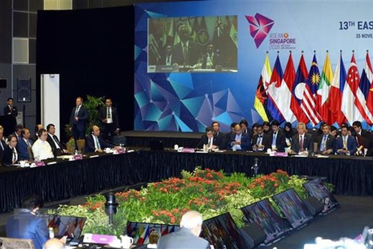 Thủ tướng dự phiên toàn thể Hội nghị Cấp cao Đông Á lần thứ 13