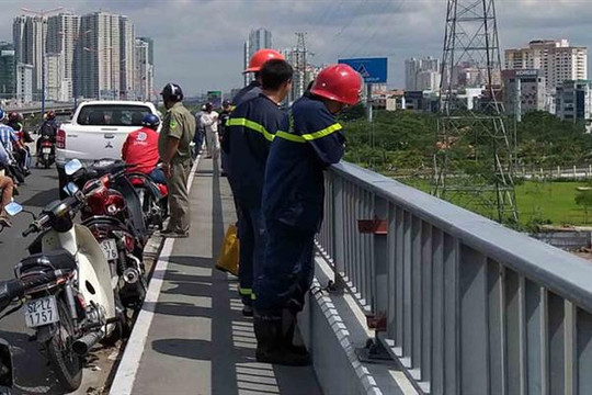 Người đàn ông bỏ xe máy trên cầu, nhảy xuống sông Sài Gòn mất tích