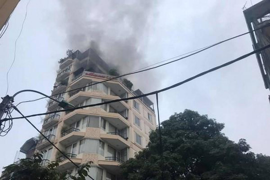 Hà Nội: Khách sạn phố cổ bốc cháy, giải cứu nhiều người mắc kẹt