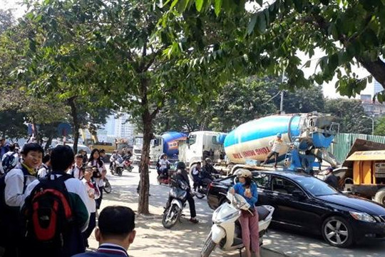 Hà Nội: Xe công trình chạy "bạt mạng" ngay trước cổng trường học giờ tan tầm