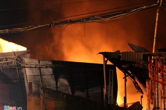 Cháy kho xăng ở Nha Trang, 3 xe bồn bị thiêu rụi