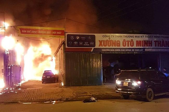 Hà Nội: Xưởng nội thất ô tô chìm trong biển lửa giữa đêm